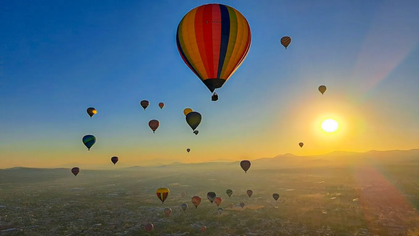 Globos aerostáticos sobre el valle al amanecer